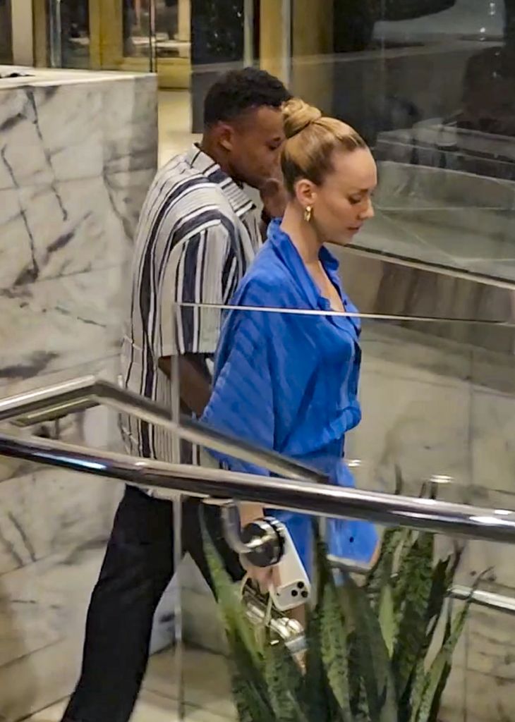 Kylian Mbappé y Ester Expósito no se inmutaron ante la presencia de fotógrafos a su llegada al LIV Nightclub.