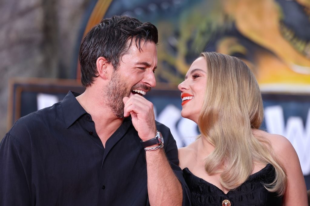 Jonathan Bailey y Scarlett Johansson en la premier de "Jurassic World Rebirth" en Berlín. 