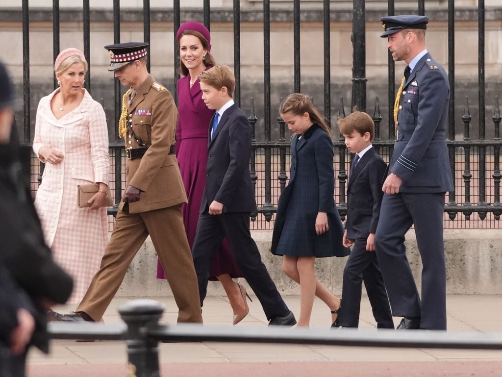 El Príncipe Guillermo, Kate Middleton, principe Louis, princesa Charlotte, príncipe George en los actos con motivo del 80º aniversario del fin de la segunda guerra Mundial 