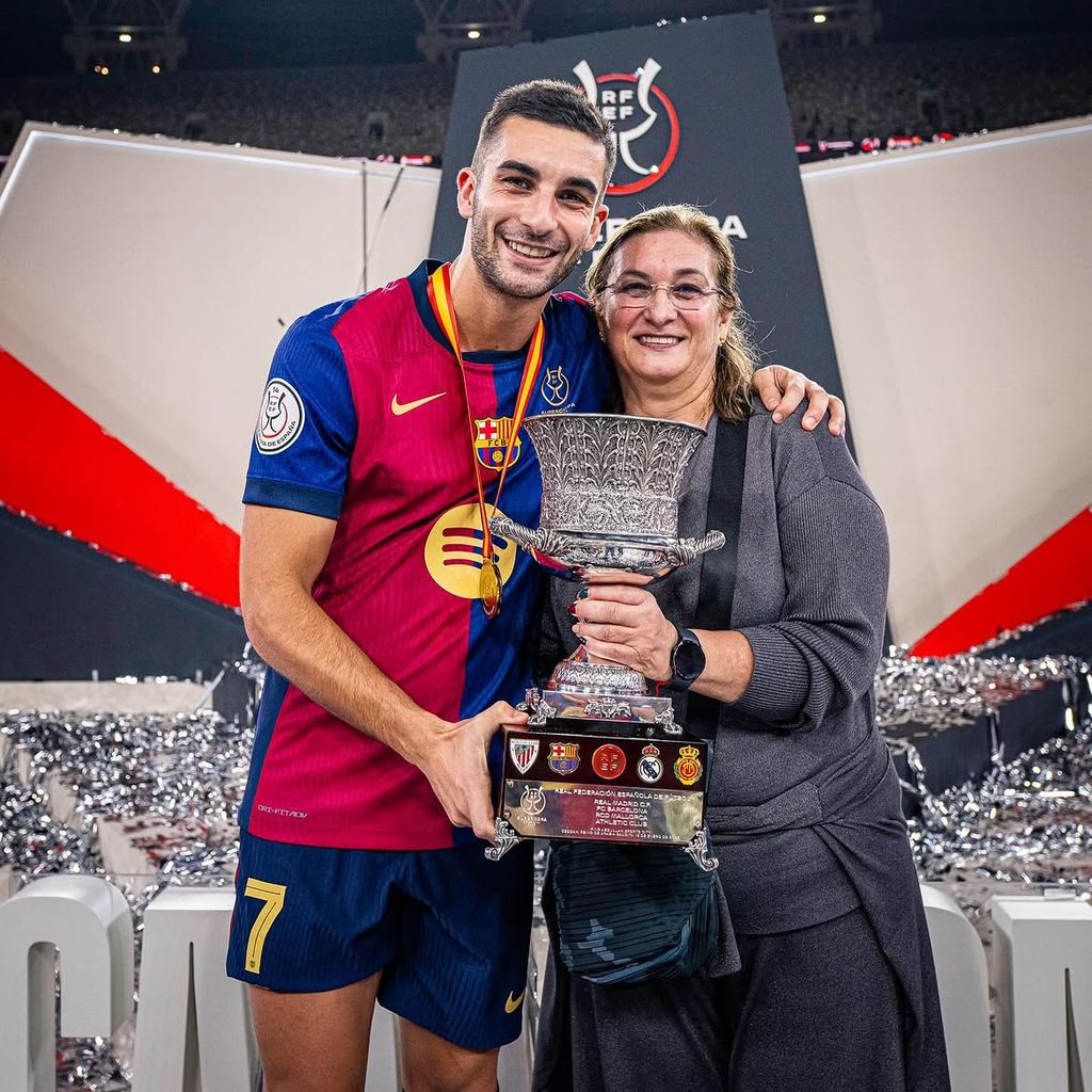 El jugador Ferrán Torres junto a su madre