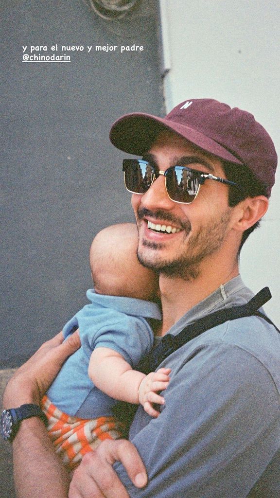 Clara Darín, la hermana del actor quiso celebrar públicamente su primer Día del Padre con esta tierna fotografía de Chino Darín sosteniendo al pequeño Dante en brazos