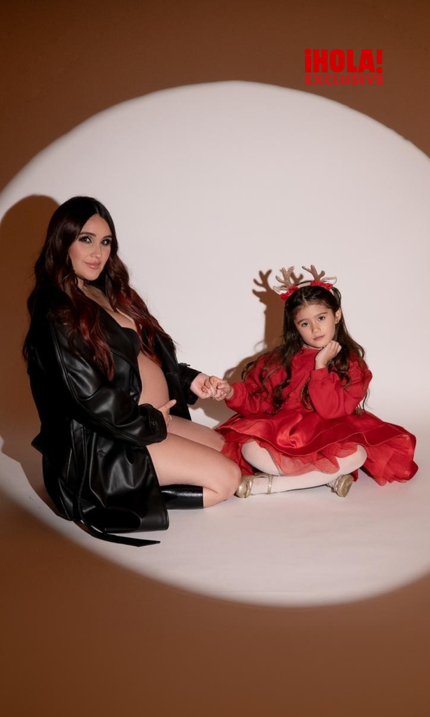 Dulce María con María Paula y Fernanda en su pancita.