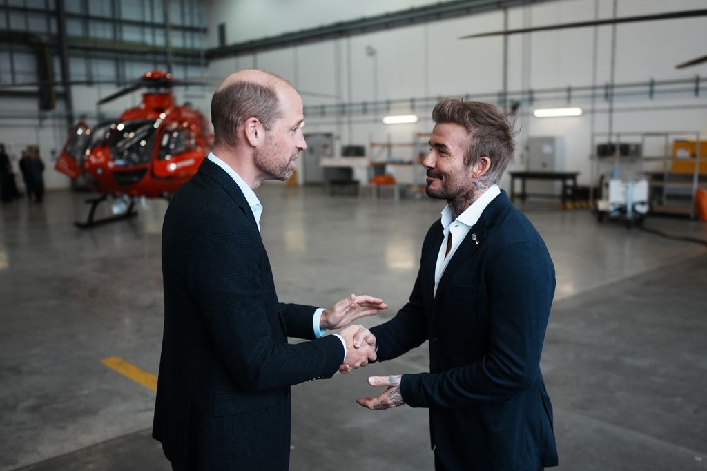 El príncipe Guillermo invitó a David Beckham a sumarse a la inauguración de los nuevos helicópteros de rescate de la RAF