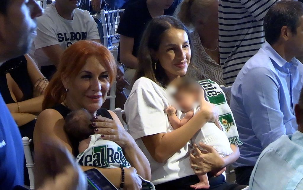Luna Serrat acudió con sus mellizas, de apenas un mes de vida, y se sentó junto a la madre del futbolista