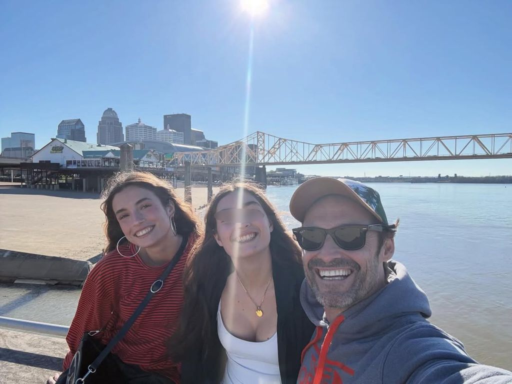 Iván Sánchez, junto a sus hijas Jimena y Olivia