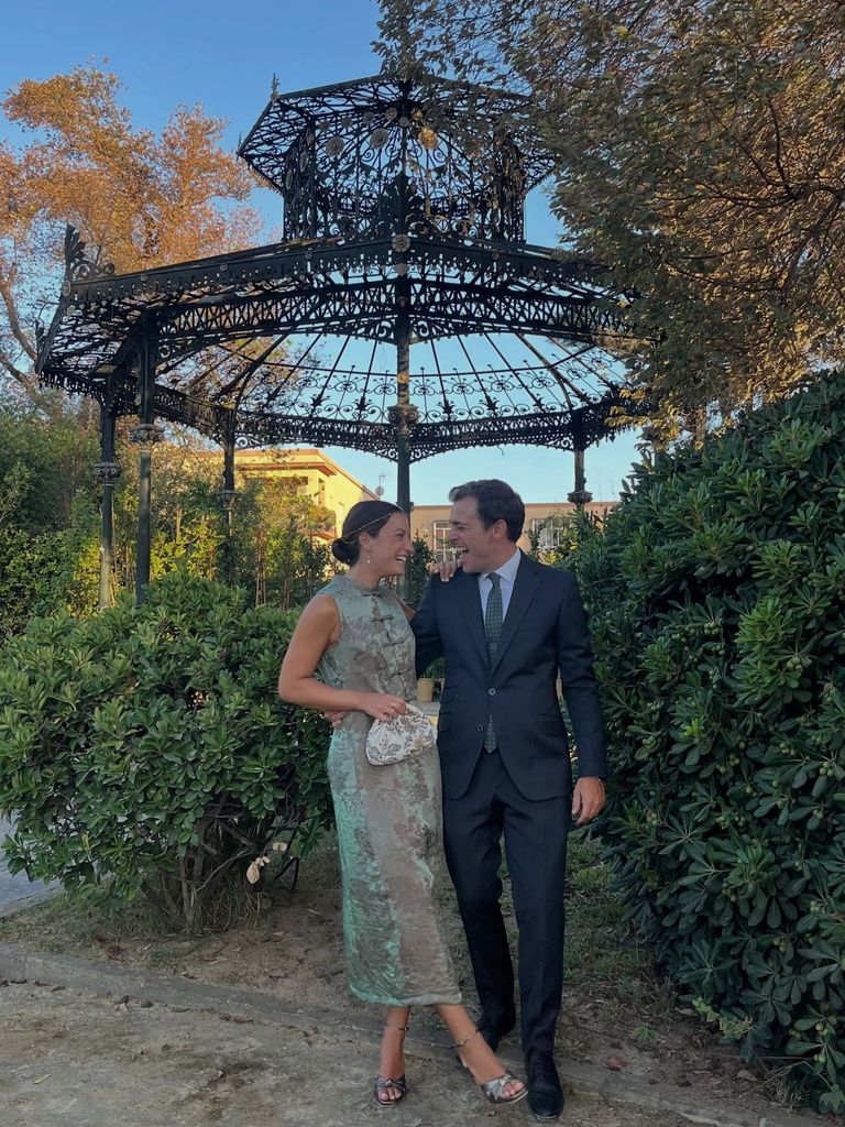 María Pahino, con un vestido verde de inspiración floral, cuello mao y delicados botones alamar