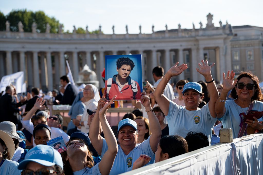 Miles de fieles se dieron cita en la Plaza de San Pedro para la canonización de Carlo Acutis.