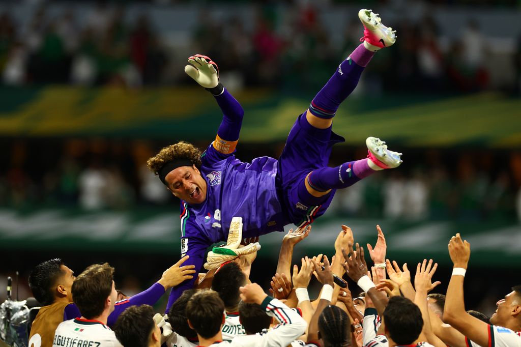 La Selección Mexicana lanzó por el aire a Memo Ochoa en un festejo en su honor 
