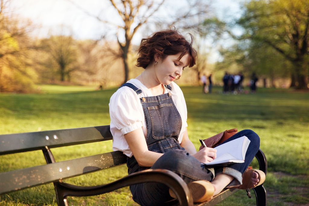 Mujer escribiendo en su diario