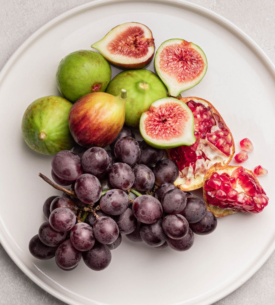 Higos uvas, primeras granadas... los mostradores de fruterías van cambiando de color este mes.