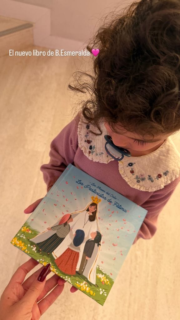 Bella Esmeralda con un nuevo y significativo libro.