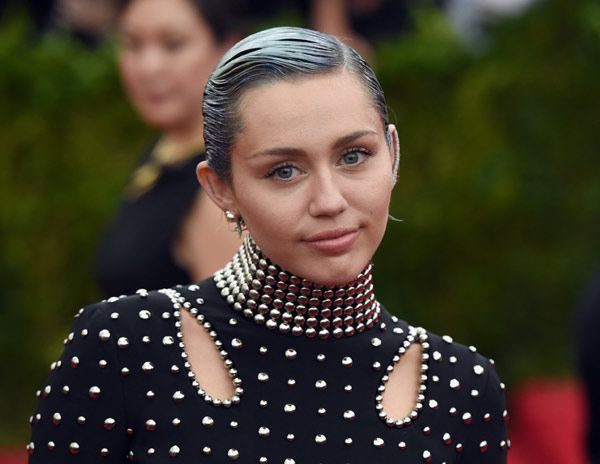 Miley Cyrus ha hecho toda una declaración de intenciones, proclamando que hay que hablar más de que se puede estar sin pareja
