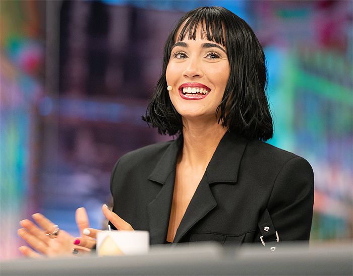 Aitana sorprende con una original manicura de colores