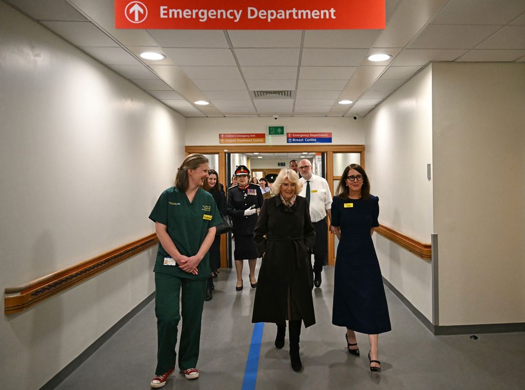 La reina Camilla en el Great Western Hospital 