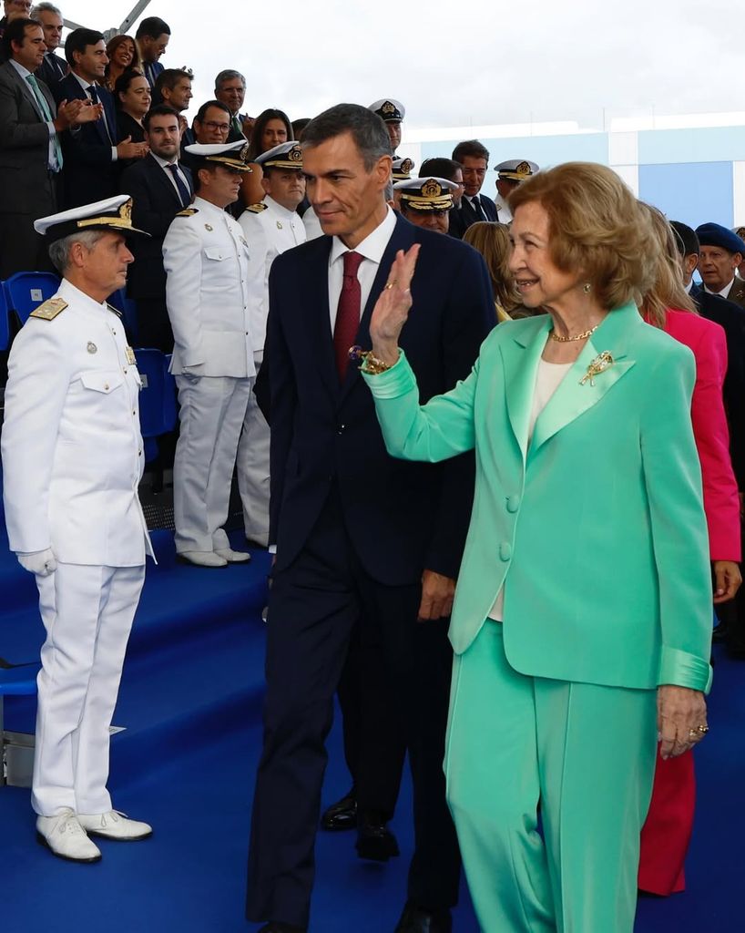 La infanta Sofía recupera su 'uniforme' favorito y cumple con el protocolo del Vaticano con recuerdo a su abuela incluido