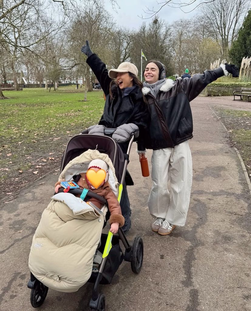 Ashley Park y Lily Collins en Londres junto a la hija de esta última