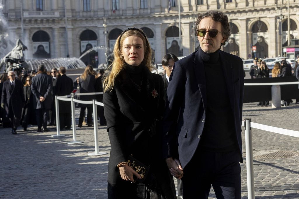 Natalia Vodianova y su esposo Antoine Arnault se hicieron presentes en el último adiós al diseñador italiano. 