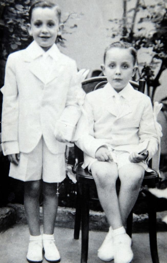 Jorge Mario Bergoglio en su infancia junto a uno de sus hermanos.