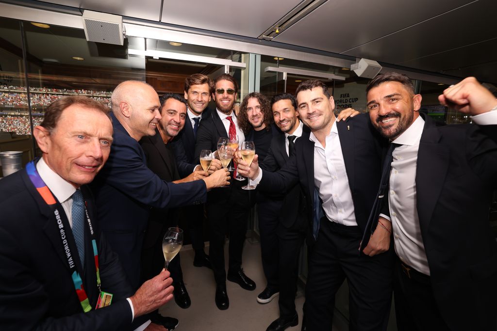 Jesús Navas, David Villa, Michel Salgado, Sergio Ramos, Fernando Llorente, Carles Puyol, Xavi y Andrés Iniesta celebrando la victoria de España