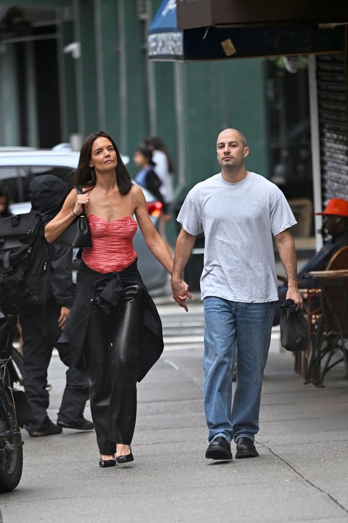 La actriz Katie Holmes y el artista Jason Bard Yarmosky caminan tomados de la mano al asistir a un evento de SoHo Sessions a beneficio de Animal League, en Nueva York.