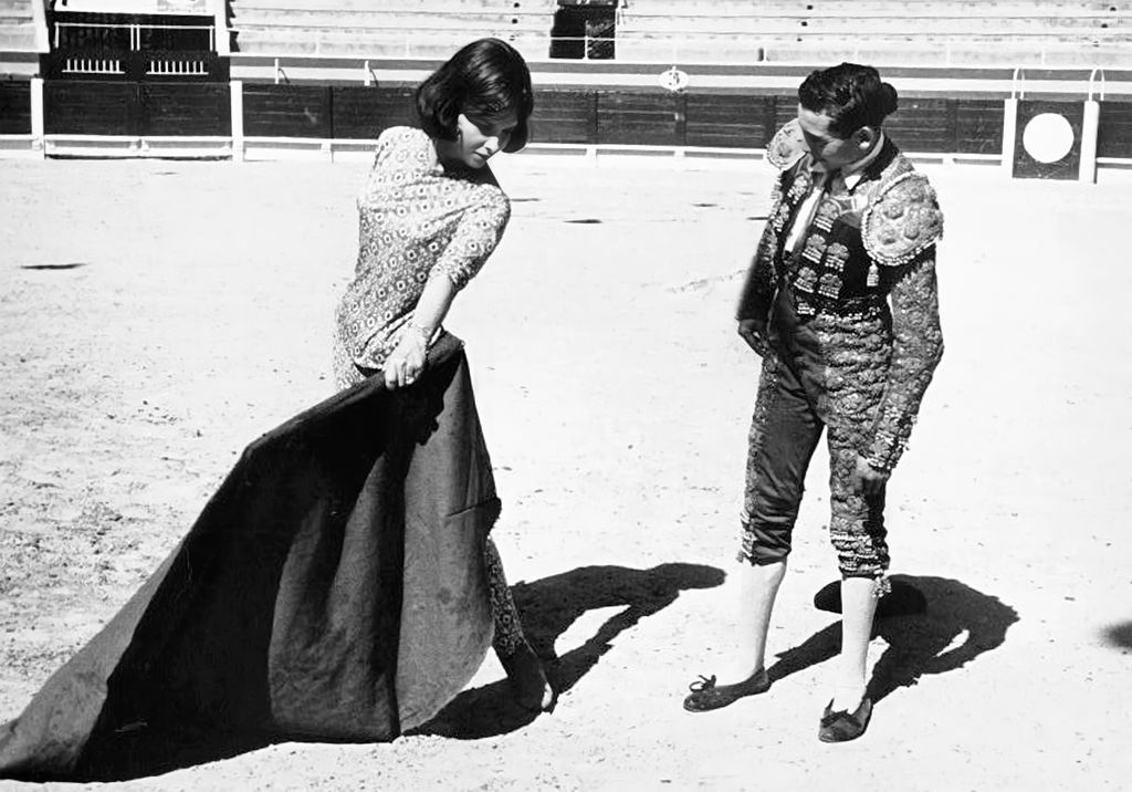 La actriz practicando toreo en Madrid en 1958