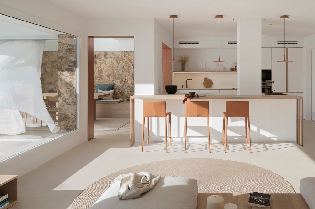 Una columna en una cocina, empleada en el diseño para separar áreas