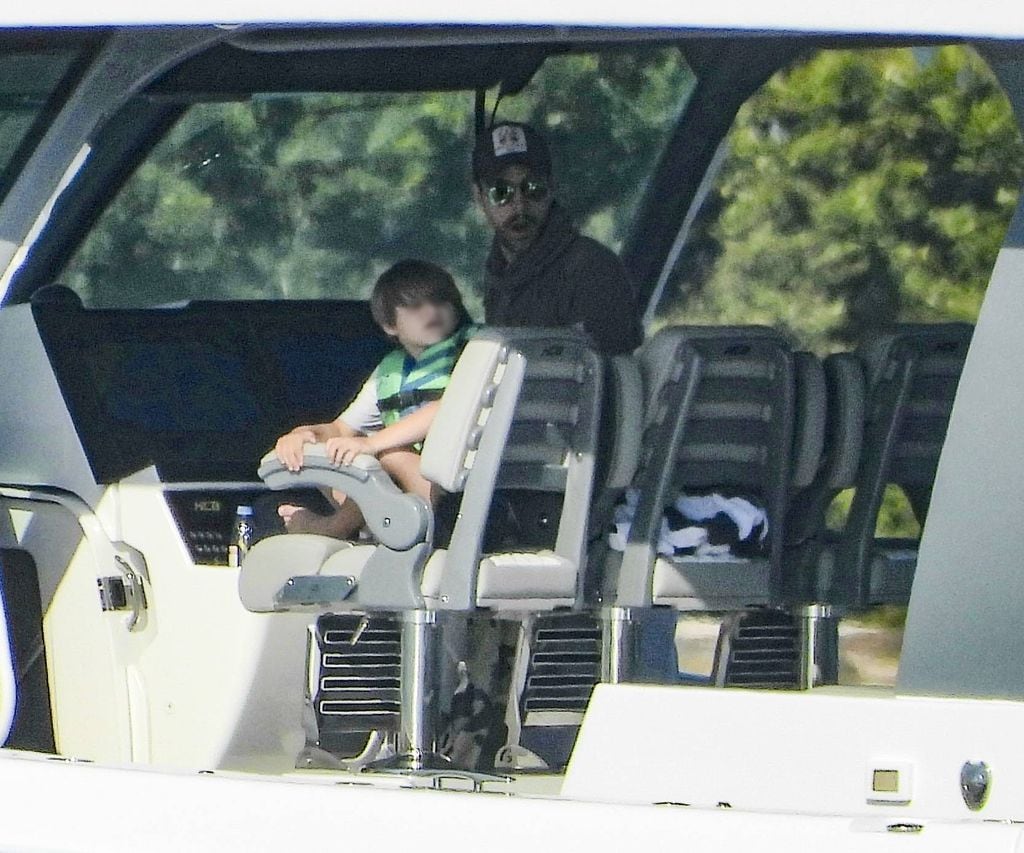 Enrique Iglesias con su hijo Nicholas paseando en Miami.