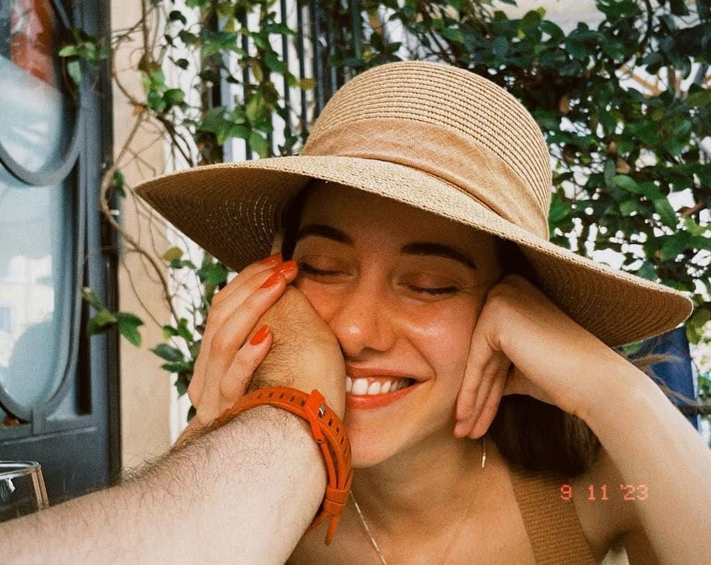 Beril está feliz de haberse casado con Ercin a quien no ve defectos y considera una persona extraordinaria