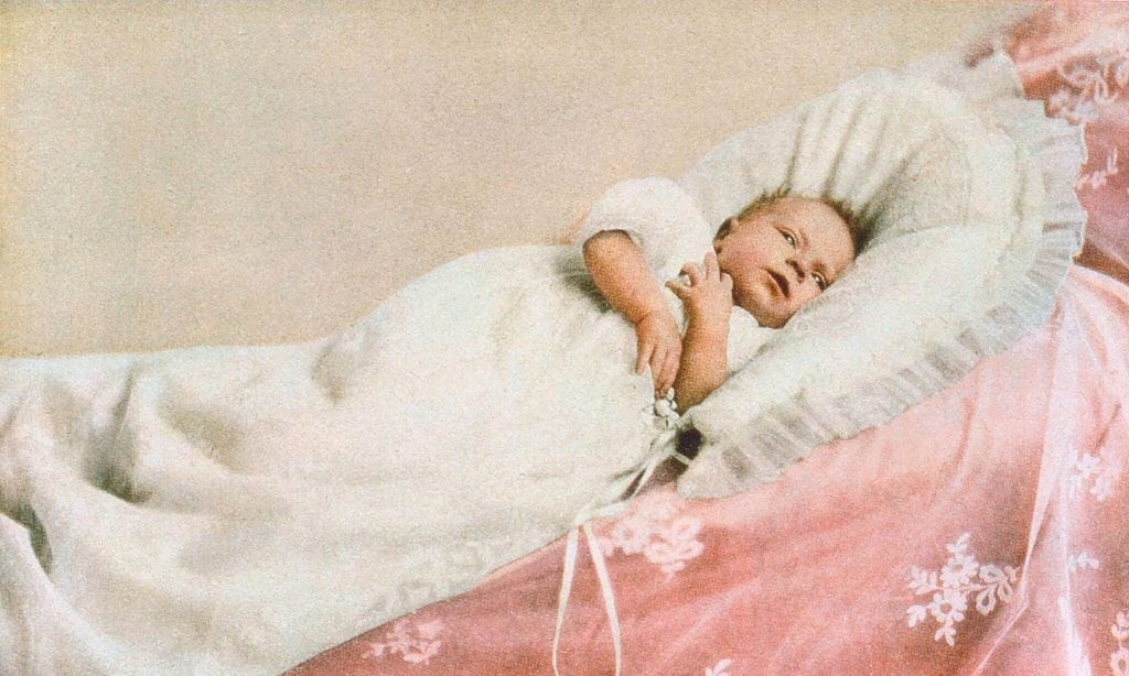 Isabel II HOLA PLUS