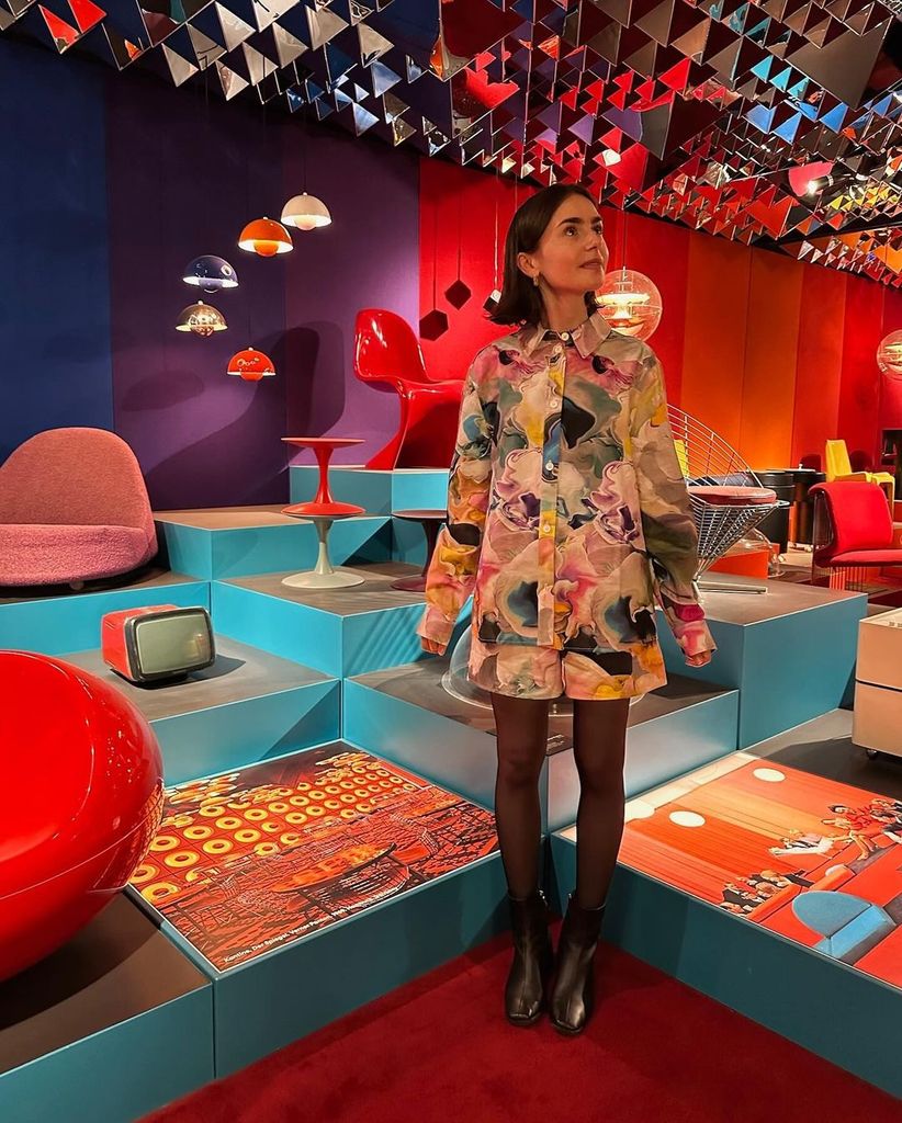Lily Collins en un museo en Dinamarca