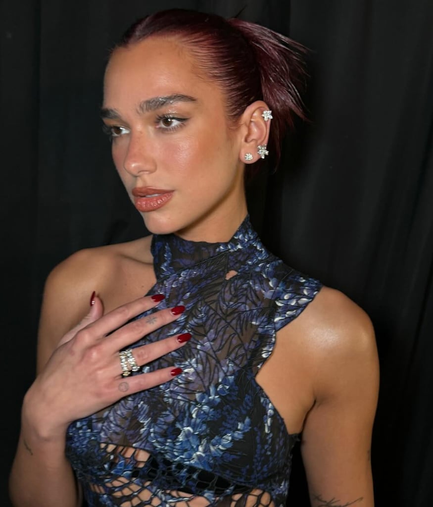 Dua Lipa con un 'spikey bun'