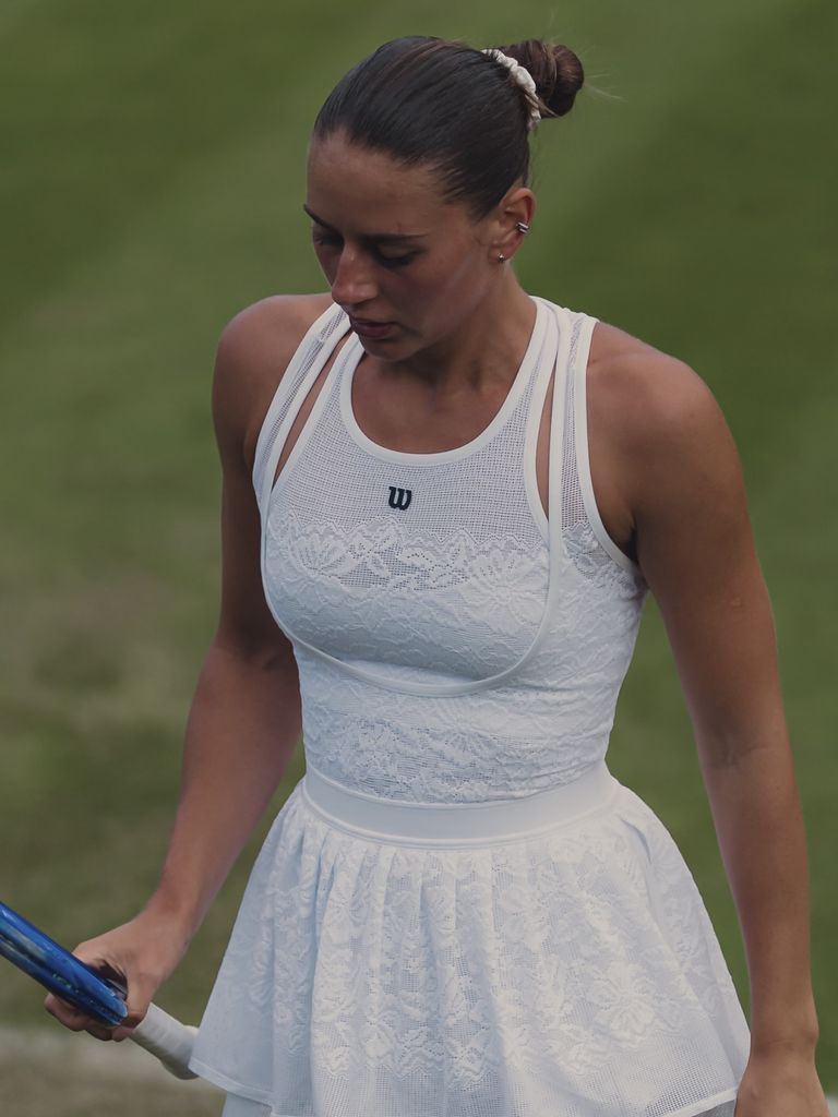Se trata de un vestido de tres piezas (top, falda y shorts).