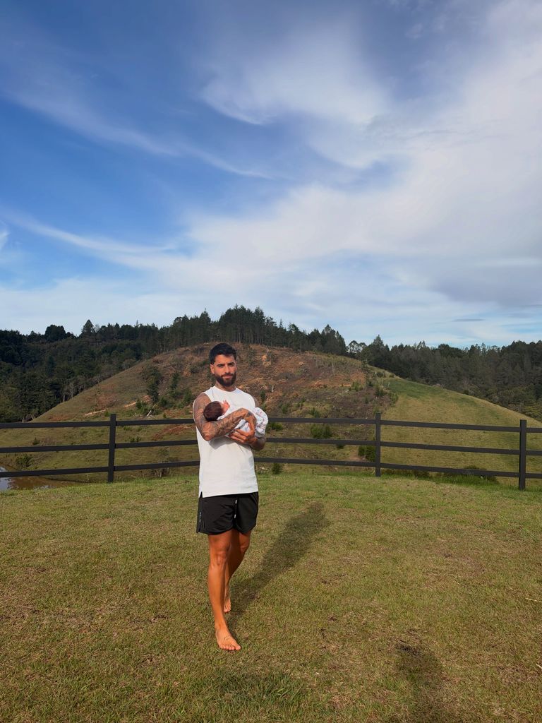 Maluma compartió esta tierna foto con su hijo Orión en brazos.