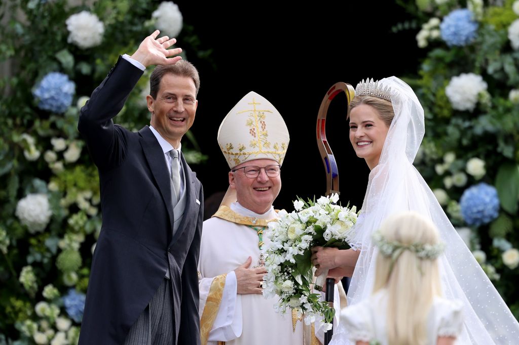 La princesa María Carolina de Liechtenstein con su padre, el príncipe Alois en el día de su boda