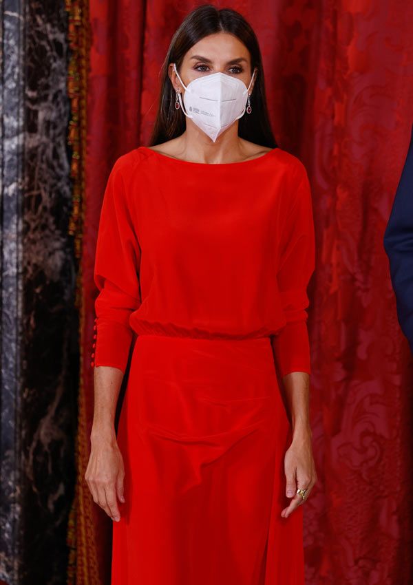 Reina Letizia con look rojo