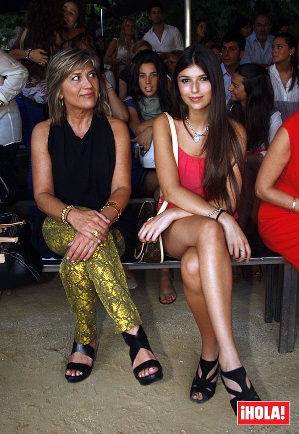 Candela, la hija de la periodista Julia Otero y el médico Josep Martínez, ha debutado como modelo en el catálogo de la firma de moda para jóvenes Mapache by Dark Green

