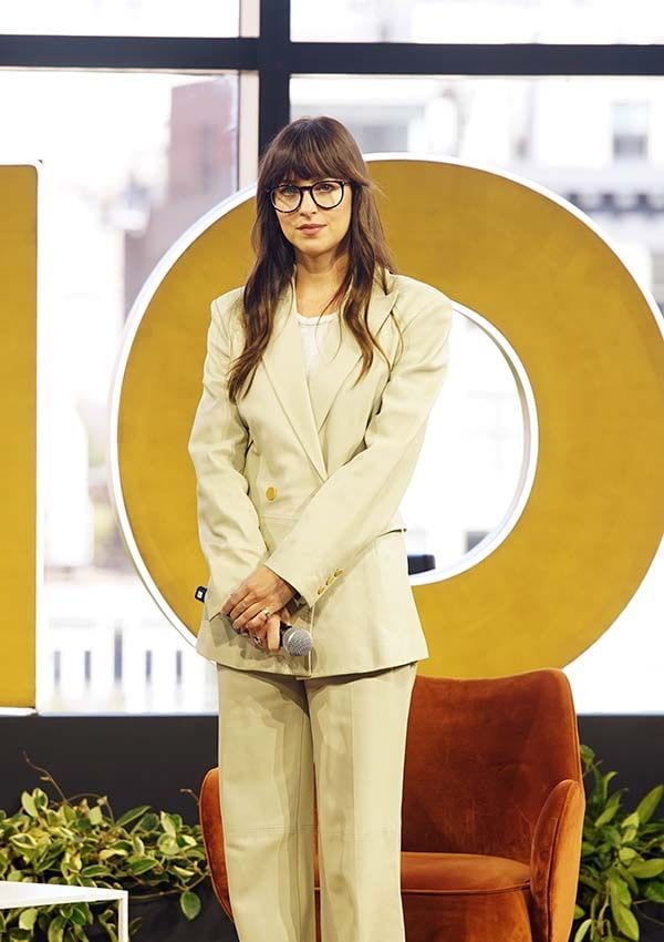 Dakota Johnson con traje masculino en color beige