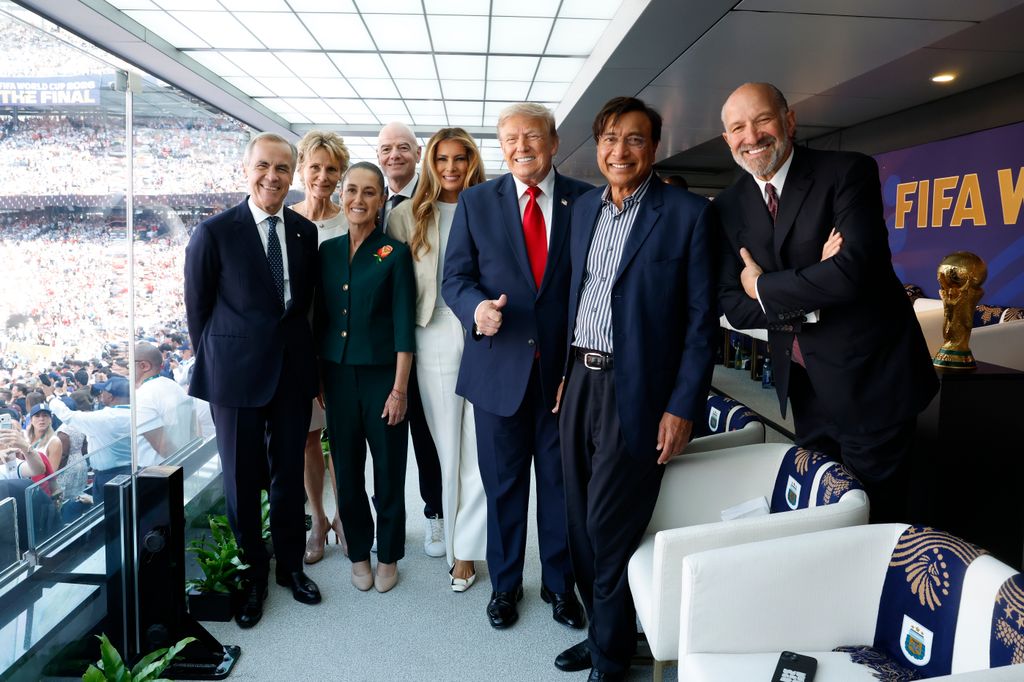 Mark Carney, Diana Fox Carney, Claudia Sheinbaum, Gianni Infantino, Melania Trump, Donald Trump, Lakshmi Mittal y Howard Lutnick.