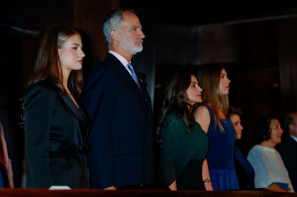 La Familia Real escucha el Himno Nacional