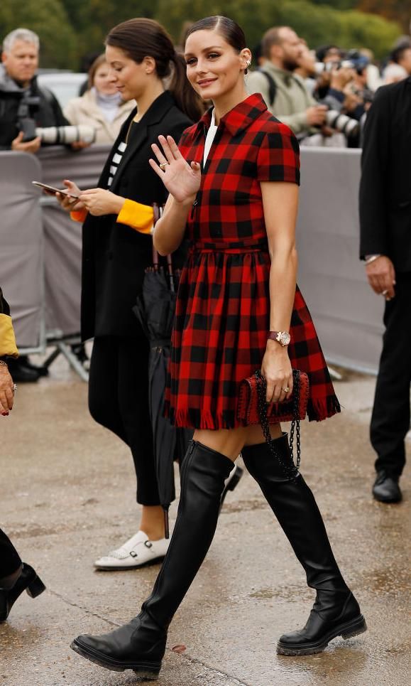 olivia palermo con botas altas de cuero y vestido de cuadros
