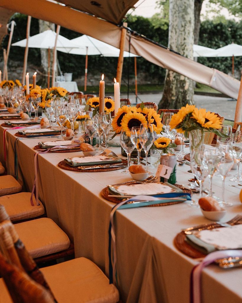 Decoración de bodas de verano con girasoles mesas