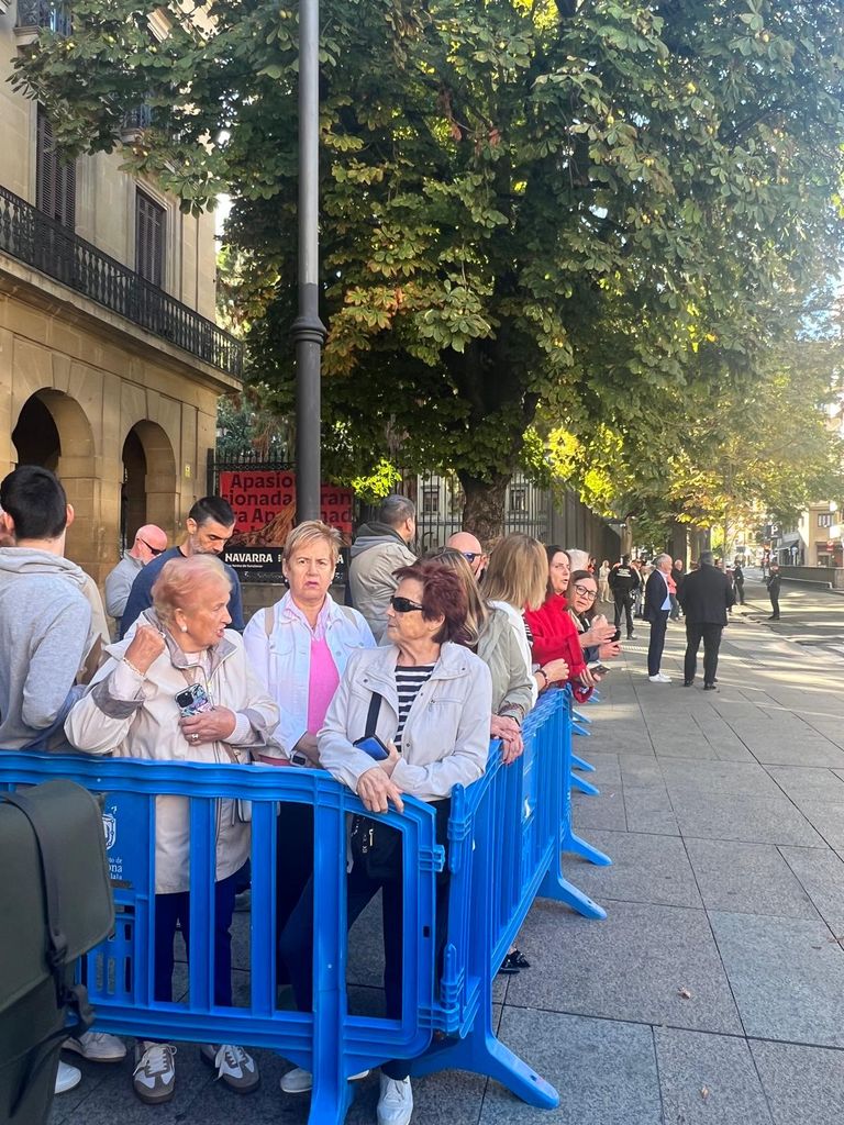 Expectación antes de la llegada de los Reyes y la Princesa Leonor al Palacio de Congresos