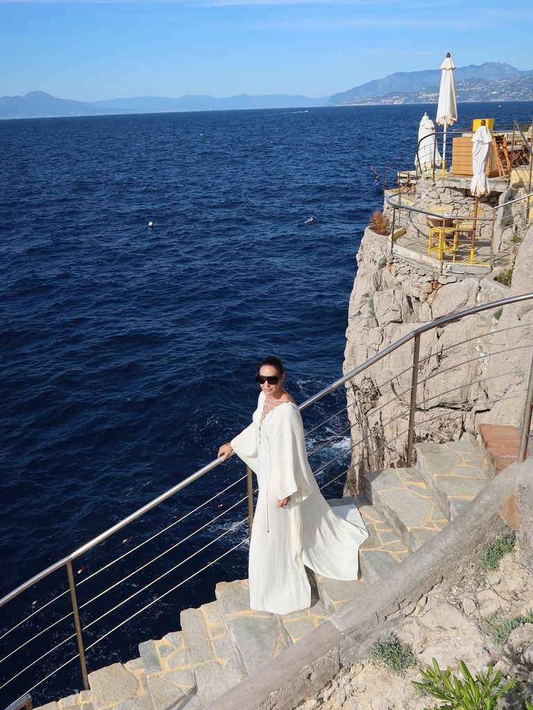 Vicky Martín Berrocal se adelanta al verano con un caftán blanco en Capri, Italia, 2026.