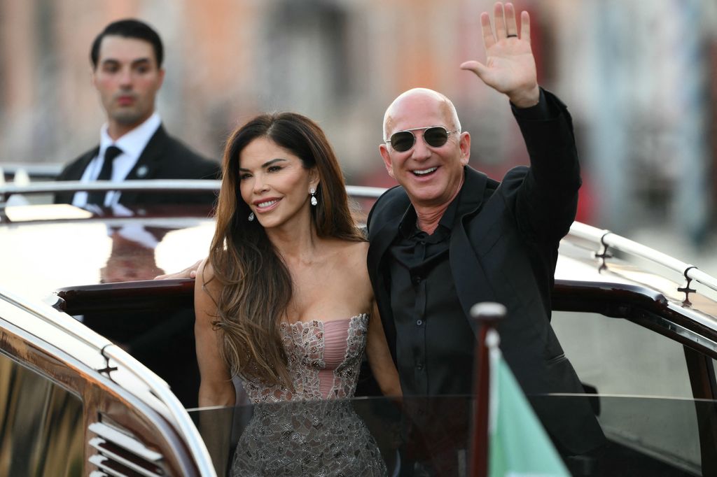 Jeff Bezos y Lauren Sánchez, saliendo del Hotel Aman, en Venecia, el pasado sábado.