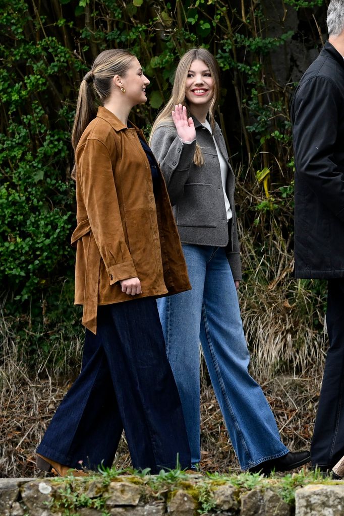 La infanta Sofía junto a su hermana mayor, la princesa Leonor, en Valdesoto