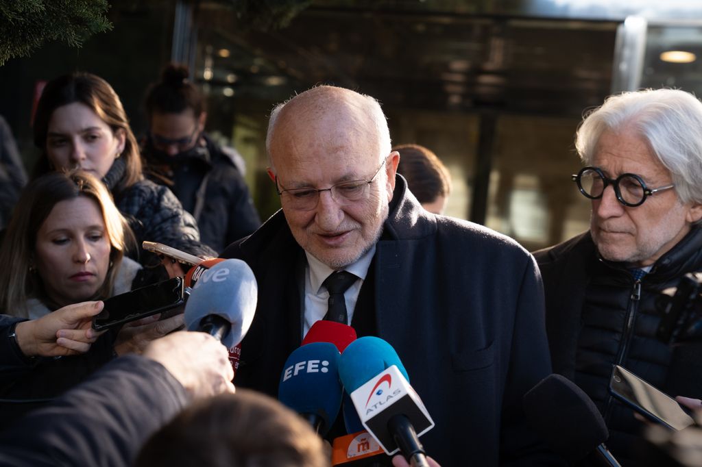 El presidente de Mercadona, Juan Roig, ofrece una declaraciones a su llegada a la capilla ardiente de Isak Andic, fundador de Mango. Los funerales se realizaron el 16 de diciembre de 2024, en Barcelona, España.