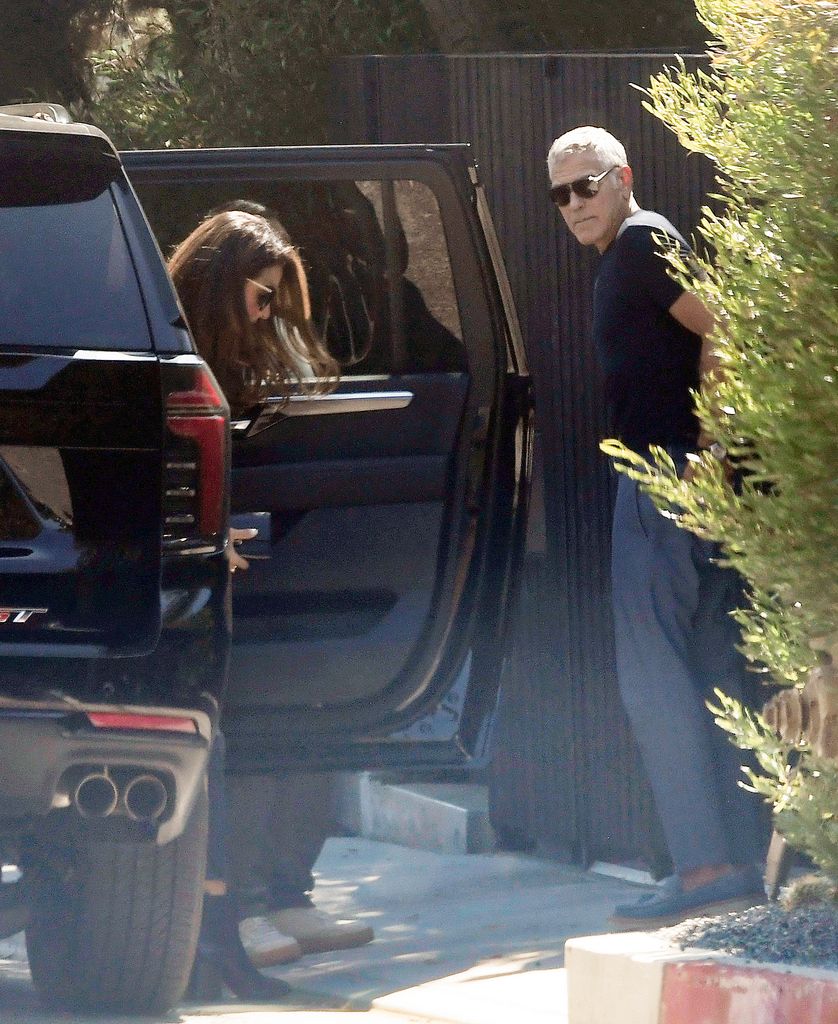George y Amal Clooney fueron vistos llegando a la casa de Kaia Gerber en Los Ángeles el 22 de septiembre de 2026.