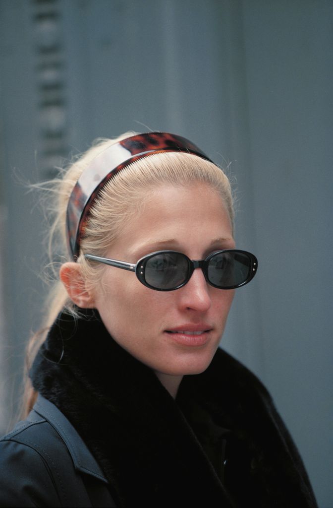 Carolyn Bessette en Nueva York, con su icónica diadema.