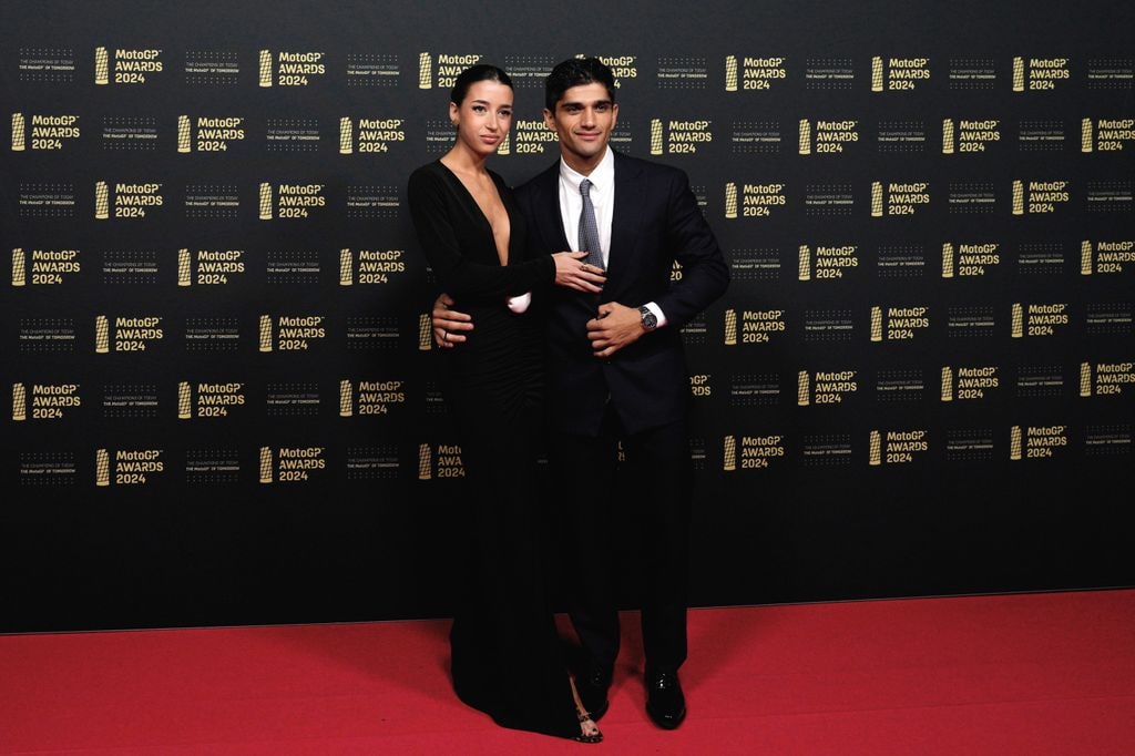 Plano entero de María Monfort y Jorge Martín en el photocall