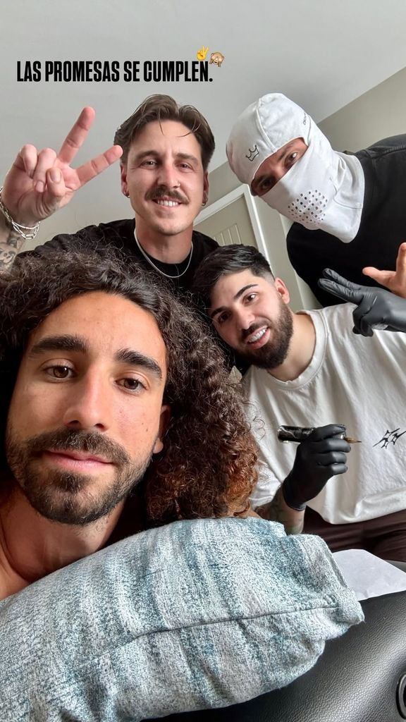 Marc Cucurella, tatuándose a Luis de la Fuente